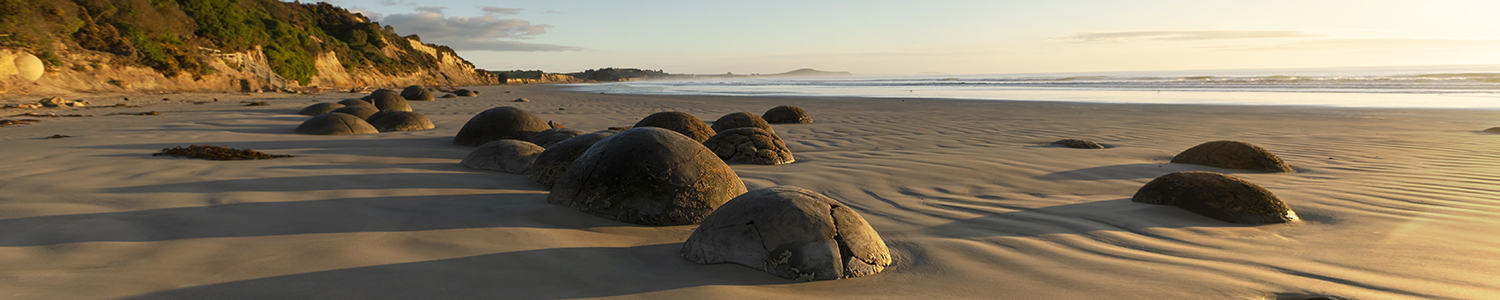 Moeraki Boulders im warmen Abendlicht an der Küste von Otago