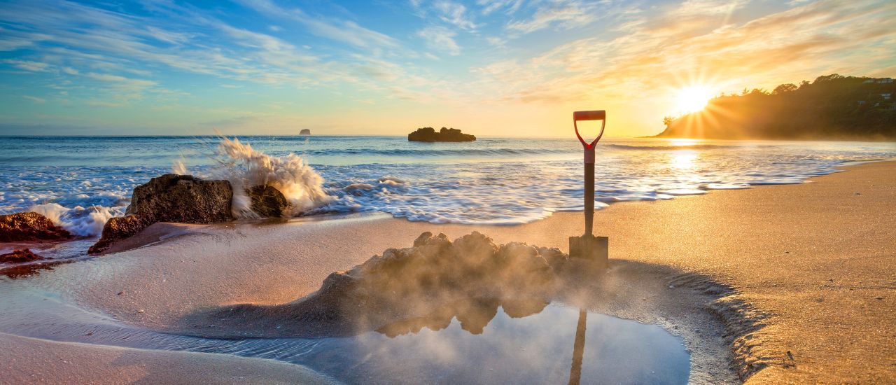 Sonnenaufgang und dampfendes Thermalwasser am Hot Water Beach