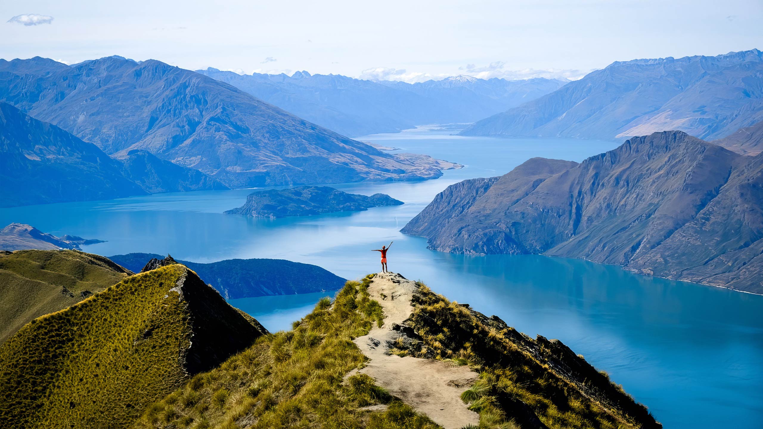 Weite Berglandschaft am Roys Peak mit Blick über den Lake Wānaka